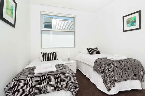 Apartment On Broadway - Travel Agents 1