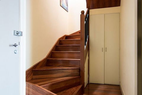 NOAH A Shoppers Delight QV Emporium & Melbourne Central Only Steps Away - Travel Agents 2