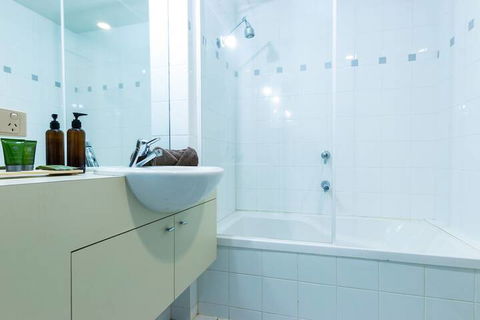 NOAH A Shoppers Delight QV Emporium & Melbourne Central Only Steps Away - Travel Agents 5