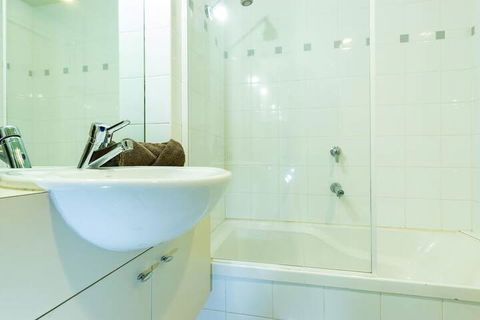 NOAH A Shoppers Delight QV Emporium & Melbourne Central Only Steps Away - Travel Agents 6