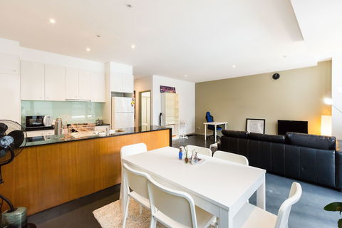 MEGAN, 2BDR Melbourne Apartment - Tourism Guide 1