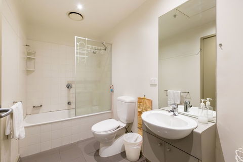 MEGAN, 2BDR Melbourne Apartment - Tourism Guide 5