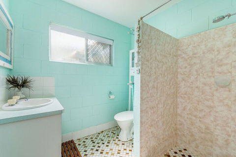 Charm & Comfort In This Ground Floor Unit With Water Views! Welsby Pde Bongaree - Cruises Travel 5