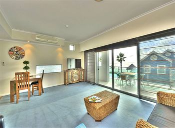 Waters Edge Luxury At Mandurah - Cruises Travel 4