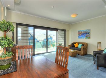Waters Edge Luxury At Mandurah - Cruises Travel 3