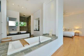 Patons Place On The Beach - Travel Agents 0