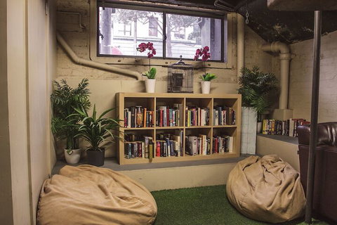 Mad Monkey Backpackers Bayswater - Tourism Guide 1
