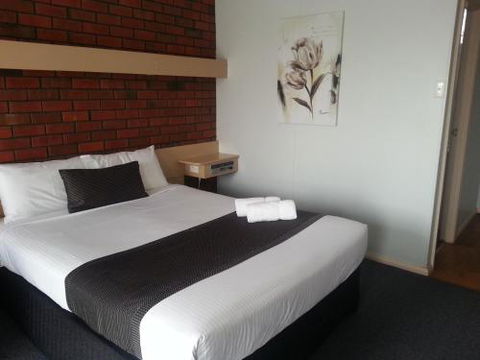 Big Valley Lakeside Paradise Motor Inn - Travel Agents 2