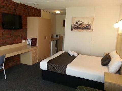 Big Valley Lakeside Paradise Motor Inn - Travel Agents 1