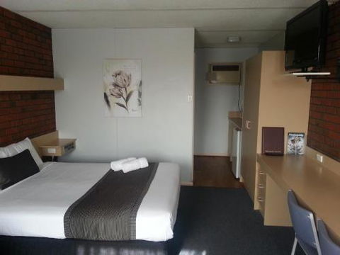 Big Valley Lakeside Paradise Motor Inn - Travel Agents 5