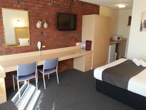 Big Valley Lakeside Paradise Motor Inn - Travel Agents 3