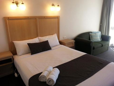 Big Valley Lakeside Paradise Motor Inn - Travel Agents 6