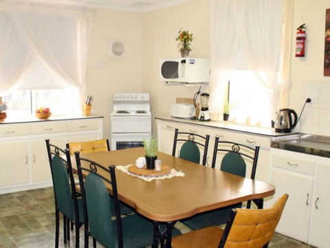 Squatters Cottage - Travel Agents 6