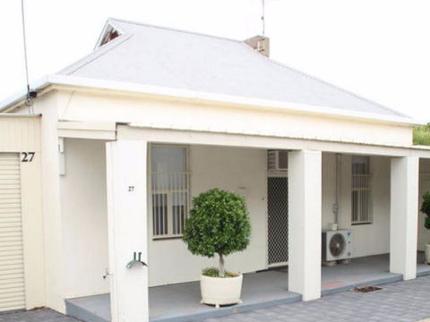 Squatters Cottage - Travel Agents 3