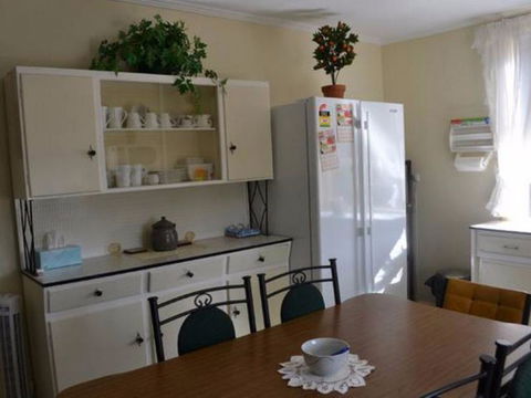 Squatters Cottage - Travel Agents 1