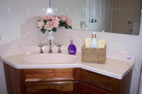 Cottage On Tottenham - Travel Agents 5