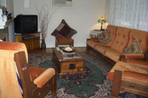 Cottage On Tottenham - Travel Agents 0
