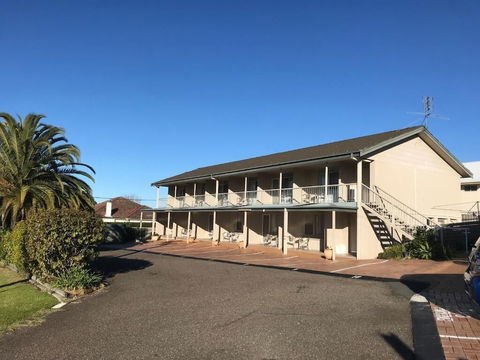 Holiday Lodge Motor Inn - Cruises Travel 3