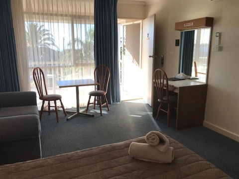 Holiday Lodge Motor Inn - Cruises Travel 5