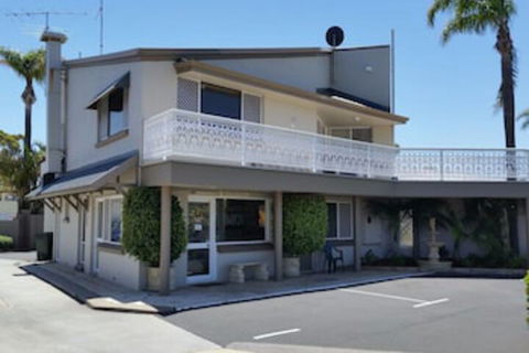 Foreshore Motel - Cruises Travel 0