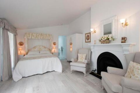 White Dove Cottage Bed & Breakfast - Tourism Guide 0