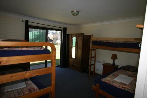 Alpha Centauri 8 Budget Jindabyne Holiday Apartment - Travel Agents 4