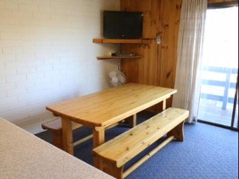 Alpha Centauri 8 Budget Jindabyne Holiday Apartment - Travel Agents 5