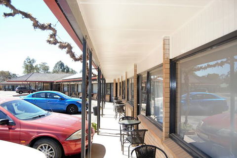 Civic Motor Inn - Tourism Guide 6