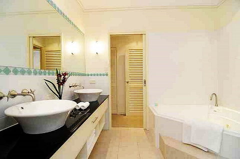 Plantation House 1 Spacious 4 Bedroom House Near Beach WIFI Netflix Telstra TV Playground Pool BBQ - Travel Agents 6