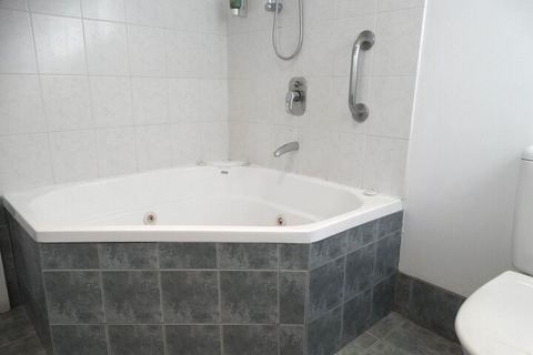 MAS Country Colonial Motor Inn - Tourism Guide 6