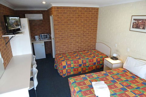 MAS Country Colonial Motor Inn - Tourism Guide 3