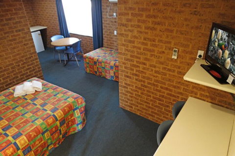MAS Country Colonial Motor Inn - Tourism Guide 1