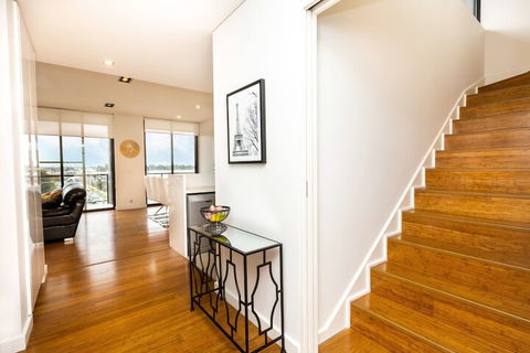 Stylish Inner City Penthouse Apartment - Travel Search 2