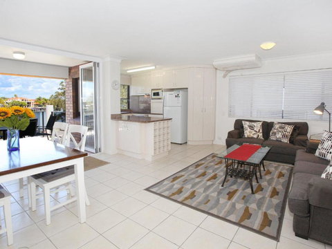 Maui 6 2 BDRM Apt On Parkyn Pde - Travel Agents 2