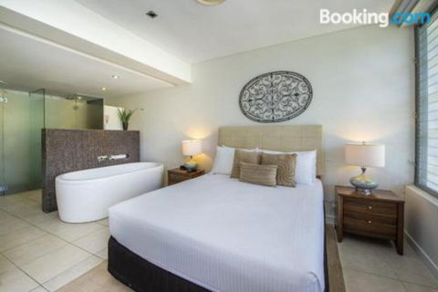 Blue On Blue Penthouse Apartment 335 - Travel Search 4
