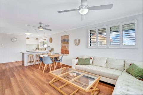 Rainbow Breezes 4 Rainbow Beach Townhouse With Breath Taking Ocean Views To Fraser Island - Travel Search 1