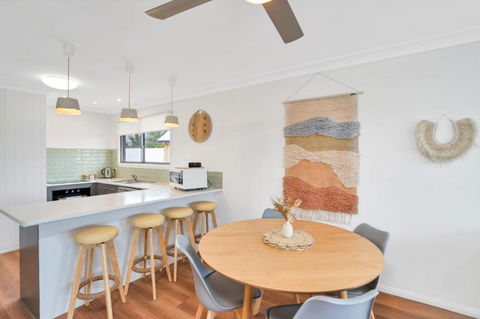 Rainbow Breezes 4 Rainbow Beach Townhouse With Breath Taking Ocean Views To Fraser Island - Travel Search 4