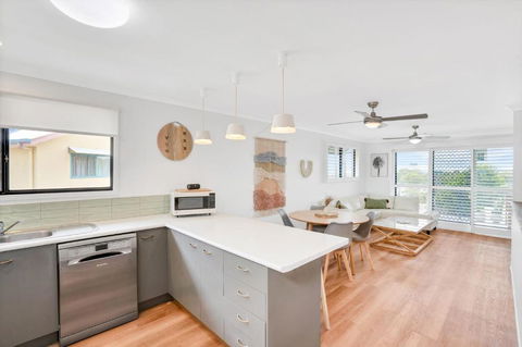Rainbow Breezes 4 Rainbow Beach Townhouse With Breath Taking Ocean Views To Fraser Island - Travel Search 6