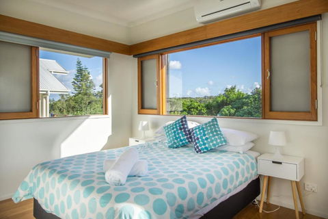 Byron Beausoleil Belongil Beach - Cruises Travel 2