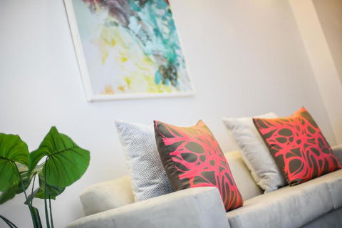 A Comfy & Central 2BR Apt Near Flinders Station - Tourism Guide 1