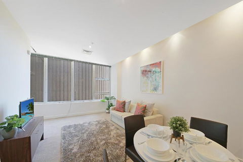 A Comfy & Central 2BR Apt Near Flinders Station - Tourism Guide 5
