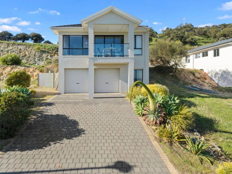 Tickys Dream 18 Turnberry Drive - Travel Agents 2