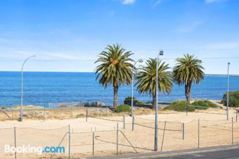 Bayline Beachfront Apartment No 4 - Travel Search 2