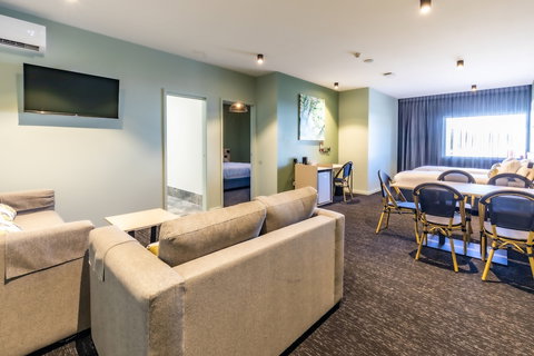 Nightcap At Commercial Hotel - Travel Agents 2