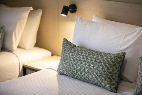 Nightcap At Commercial Hotel - Travel Agents 3