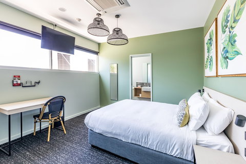 Nightcap At Commercial Hotel - Travel Agents 1