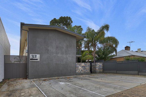 Former Dress Circle Nth Adelaide Apt With Aircon - Travel Agents 0