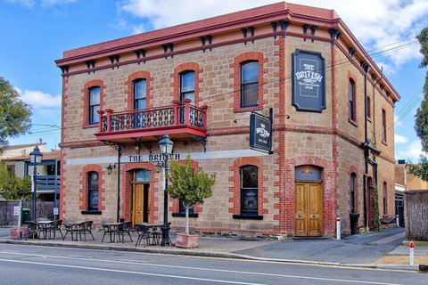 Former Dress Circle Nth Adelaide Apt With Aircon - Travel Agents 1