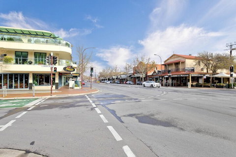 Former Dress Circle Nth Adelaide Apt With Aircon - Travel Agents 4