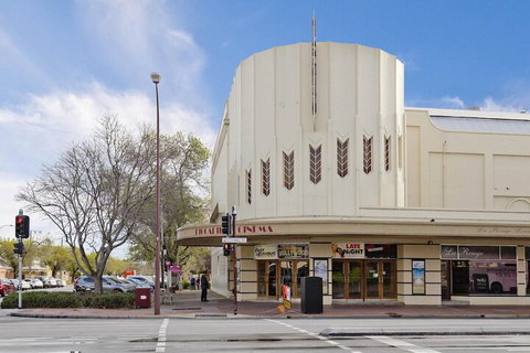 Former Dress Circle Nth Adelaide Apt With Aircon - Travel Agents 2